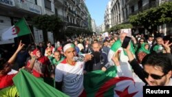 Le ministre de la Santé Abderrahmane Benbouzid n'a pas manqué lui d'en appeler au "bon sens patriotique" et averti que "scientifiquement, il est très dangereux de poursuivre le Hirak".