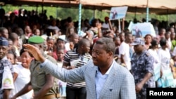 Le président sortant Faure Gnassingbé, qui se présente pour un troisième mandat, salue la foule lors d'un rassemblement électoral à Tado, au Togo, le 13 avril 2015.