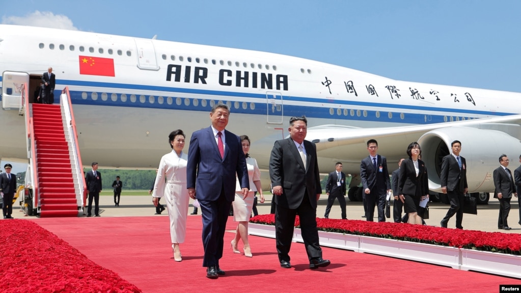 2026年6月8日,中国国家主席习近平和夫人彭丽媛对朝鲜进行访问,在平壤机场受到朝鲜最高领导人金正恩和夫人李雪主的迎接。