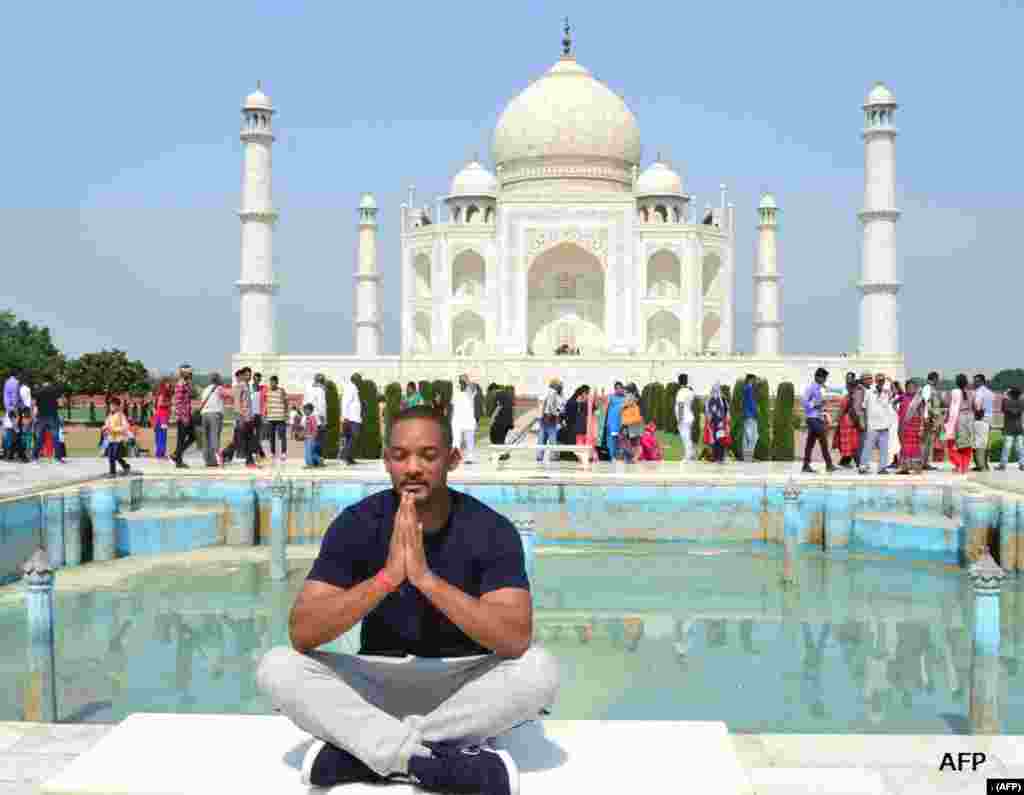 ہالی ووڈ اسٹار ول اسمتھ نے بھارت کے دورے میں تاج محل کے سامنے تصویر بنوائی۔