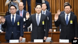 SK Group chairman Chey Tae-Won (left) Samsung Electronics Vice Chairman Lee Jae-yong (center) and Lotte Group Chairman Shin Dong-Bin take an oath during a parliamentary probe into a scandal engulfing President Park Geun-hye at the National Assembly in Seoul, Dec. 6, 2016.