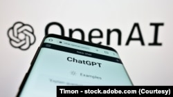 手机屏幕上显示的ChatGPT应用程序，背景为OpenAI公司的标志。