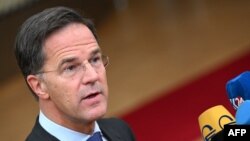 Perdana Menteri Belanda Mark Rutte berbicara kepada pers saat ia tiba untuk menghadiri KTT para pemimpin UE di Gedung Dewan Eropa di Brussels pada 26 Oktober 2023. (Foto: AFP)