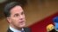 Perdana Menteri Belanda Mark Rutte berbicara kepada pers saat ia tiba untuk menghadiri KTT para pemimpin UE di Gedung Dewan Eropa di Brussels pada 26 Oktober 2023. (Foto: AFP)