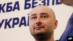 Arkady Babchenko se disculpó con sus familiares y amigos por el dolor causado.