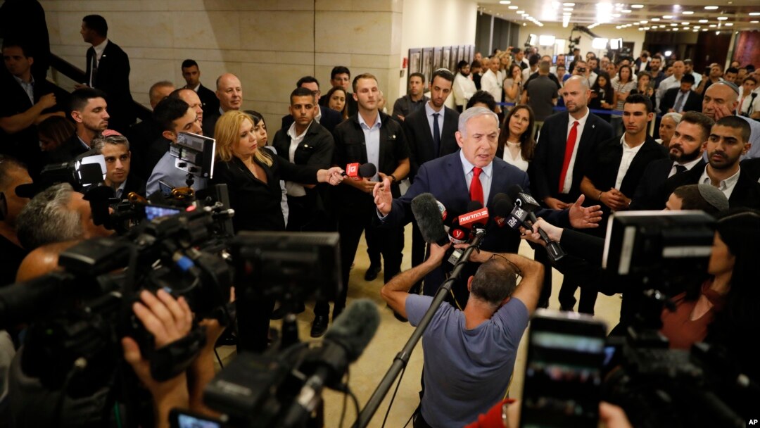 El primer ministro israelí, Benjamin Netanyahu, habla a los medios de comunicación después de votar en la Knesset, el parlamento israelí en Jerusalén, el jueves 30 de mayo de 2019.