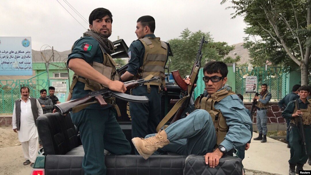 Polisi Afghanistan tiba di lokasi ledakan di Kabul, Afghanistan, 3 Juni 2017. (REUTERS/Mohammad Ismail).