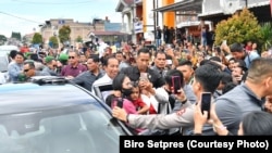 Presiden Joko Widodo menyelesaikan kunjungan kerja terakhir sebagai kepala pemerintahan di Medan dan Tapanuli Utara, disambut ribuan warga di jalan-jalan yang dilaluinya, Kamis, 17 Oktober 2024. (Foto: Biro Setpres)