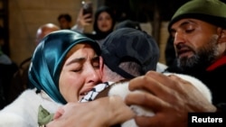 Tahanan Palestina disambut oleh kerabat mereka setelah dibebaskan oleh Israel dan tiba di Ramallah, Tepi Barat, pada 27 Februari 2025. (Foto: Reuters/Mohammed Torokman)