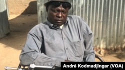 Ali Oussingbédé Justin, chef de file des personnes handicapées, à N’Djamena, Tchad, le 4 février 2022. (VOA/André Kodmadjingar).