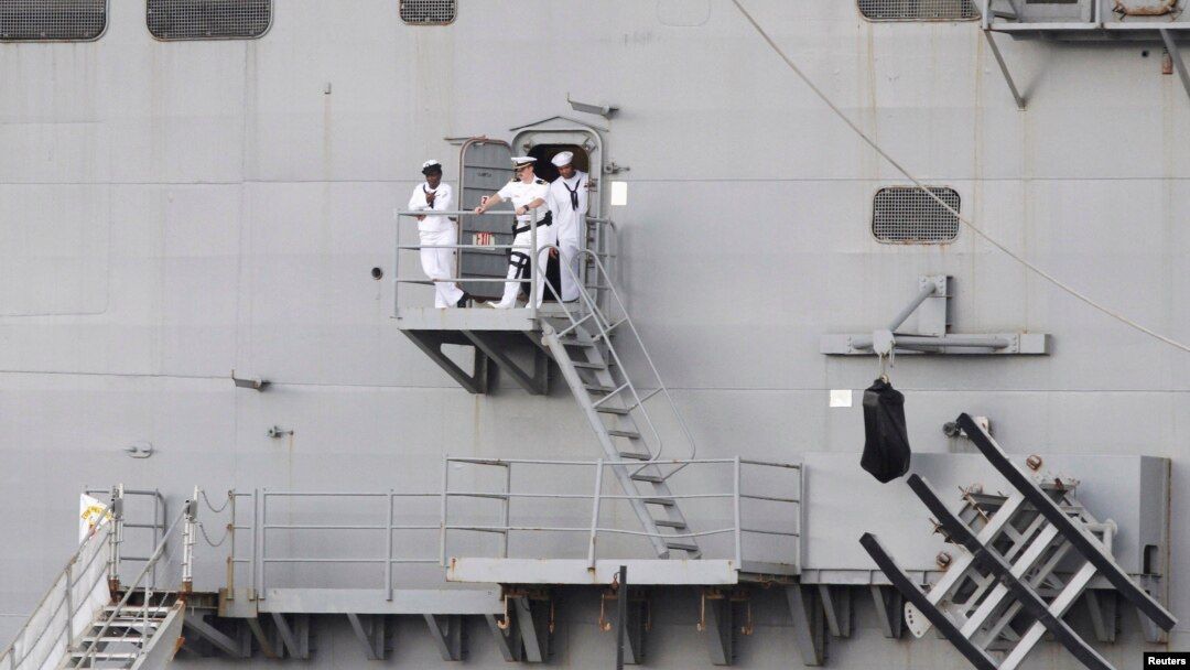 Hải quân Mỹ trên tàu đổ bộ USS Peleliu neo đậu ở Vịnh Subic, căn cứ hải quân Mỹ trước đây, ở Philippines.