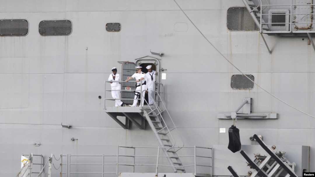 Seorang personel Angkatan Laut Amerika Serikat di pintu kapal USS Peleliu, kapal penyerang amfibi yang sedang berlabuh di Subic Bay, bekas pangkalan AL AS, di Olongapo, barat laut Manila, 21 Oktober 2014. 