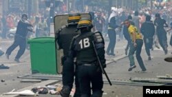 Pro-Palestinian protesters run as police charge during a demonstration against violence in the Gaza strip, which had been banned by police, in Paris, July 19, 2014.