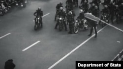 在网上流传的画面显示一名伊朗抗议者面对骑摩托车赶到现场驱逐人群的伊朗安全部队，勇敢地静坐在德黑兰街头，拒绝离开。美国国务院在X平台的波斯语账号转发了这幅图像。