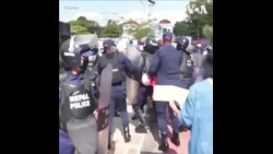 滞留尼泊尔的中国游客与警方发生冲突