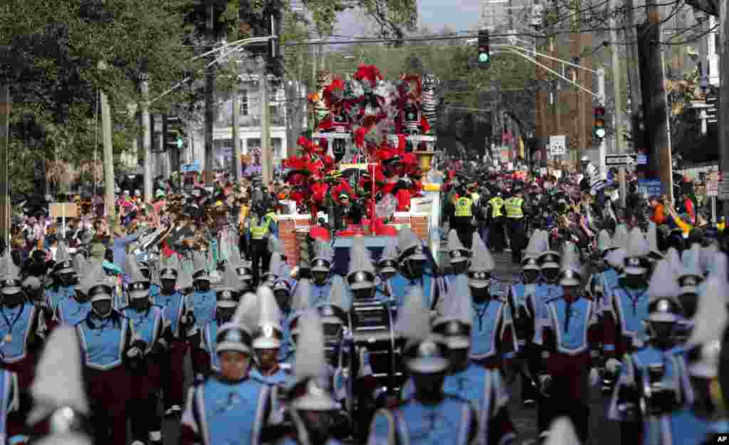 Las marchas de Krewe of Zulu avanzan durante el día de Mardi Gras en Nueva Orleáns, el martes 13 de febrero de 2018. (AP Photo / Gerald Herbert)