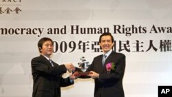 马英九颁发2009年亚洲民主人权奖给自由北韩电台创办人金圣玟