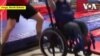 Un garçon américain en fauteuil roulant montre des mouvements de trampoline