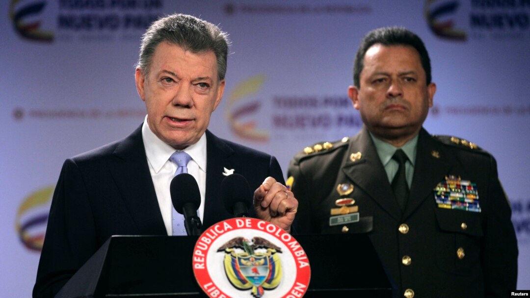 Presiden Kolombia Juan Manuel Santos (kiri) didampingi Kepala Kepolisian, Jorge Nieto memberikan keterangan kepada media di Bogota (foto: dok).