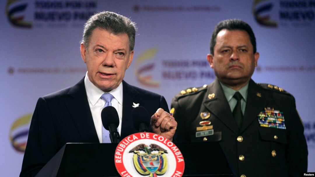 Presiden Kolombia Juan Manuel Santos (kiri), didampingi kepala polisi Jenderal Jorge Nieto dalam konferensi pers di Bogota (17/2). (Reuters/John Vizcaino)