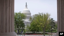 Gedung Capitol tampak dari gedung Mahkamah Agung di Washington, 5 Mei 2019.