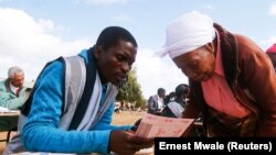 Une femme attend de voter lors de la nouvelle élection présidentielle à Thyolo, au Malawi, le 23 juin 2020.