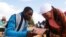 Une femme attend de voter lors de la nouvelle élection présidentielle à Thyolo, au Malawi, le 23 juin 2020.