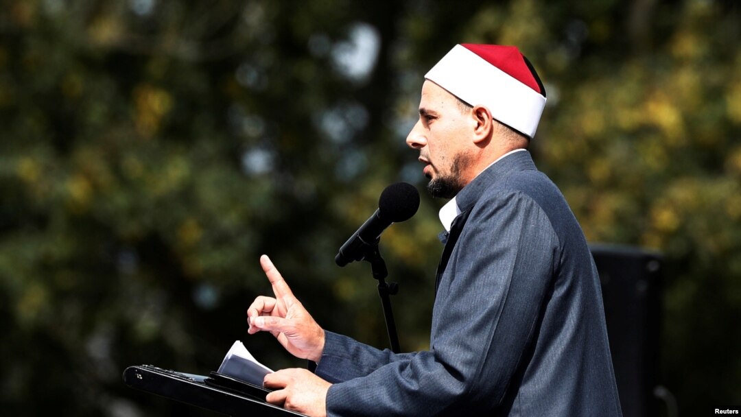 Imam Gamal Fouda menyampaikan khotbah Jumat di Hagley Park, luar masjid al-Noor di Christchurch, Selandia Baru, 22 Maret 2019.