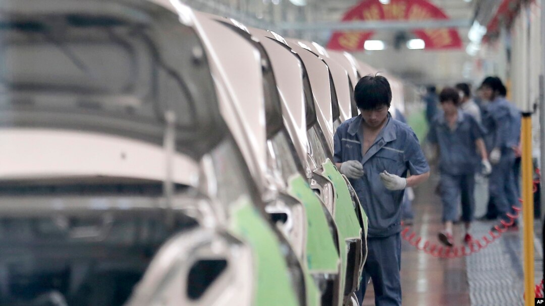 中国吉利慈溪基地的工人组装汽车。（资料照） 