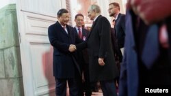 中国国家主席习近平与俄罗斯总统普京在星期二晚宴结束时握手道别。