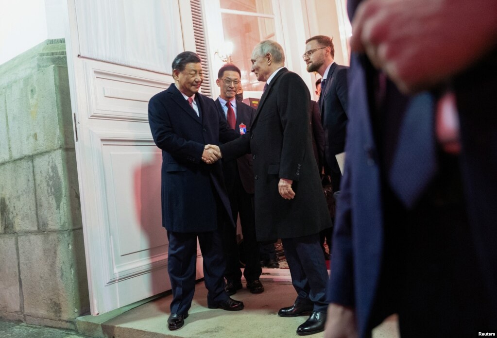 俄罗斯总统普京和中国领导人习近平出席招待会后走出克里姆林宫握手告别。（2023年3月21日）(photo:VOA)