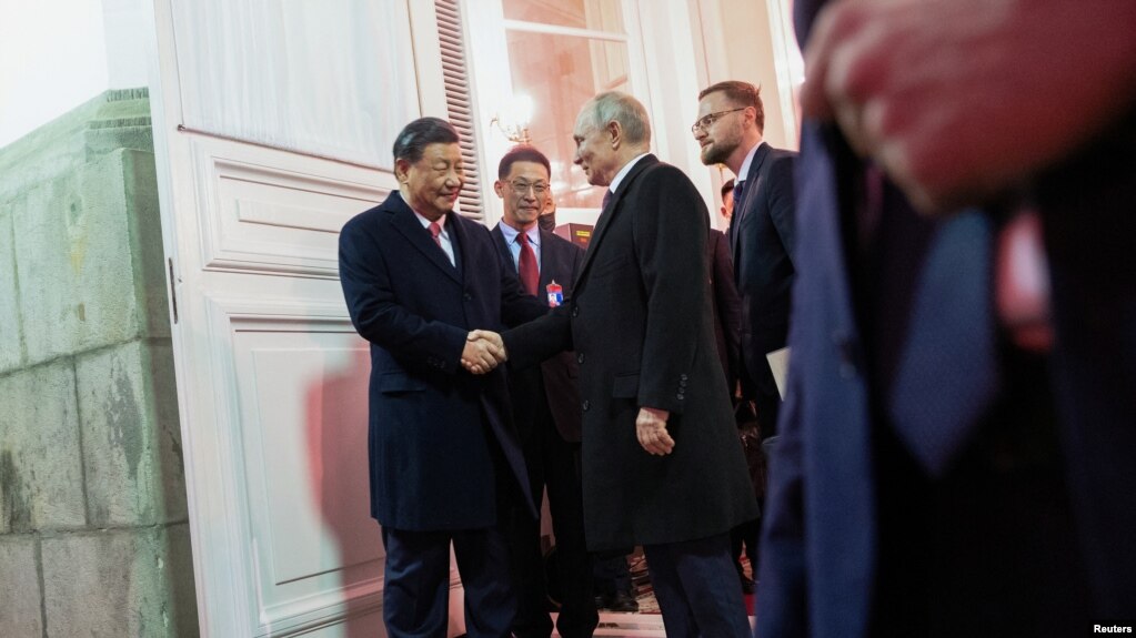 中国国家主席习近平与俄罗斯总统普京告别。（路透社2023年3月21日）(photo:VOA)