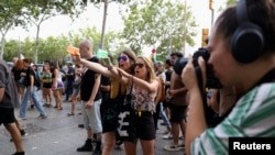 ARCHIVO - Manifestantes disparan agua con pistolas de agua a los turistas durante una protesta contra el turismo de masas en Barcelona, ​​España, el 6 de julio de 2024.