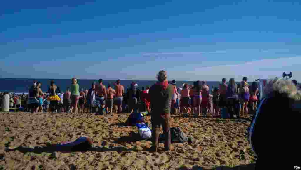 Ocean city New YearDecenas de personas desafían el frío y las gélidas aguas del Atlántico, en una &quot;carrera de pingüinos&quot; benéfica en la playa de Ocean City, Nueva Jersey. [Fotos: Mitzi Macías, VOA].