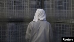 지난 2015년 캘리포니아 샌 퀜틴 주립 교도소의 사형수 건물에서 수감자가 감옥 철창 너머를 바라보고 있다. 