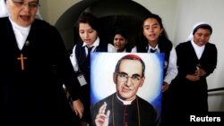 Celebración del primer aniversario de la beatificación del arzobispo Oscar Romero en una escuela de San Salvador, el 23 de mayo de 2016.