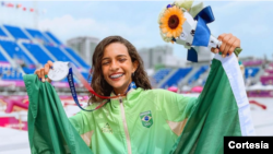 La brasileña Raysa Leal, a sus 13 años, no es solamente la medallista olímpica y atleta más joven en la historia de Brasil. [Foto: Instagram @rayssalealsk8]