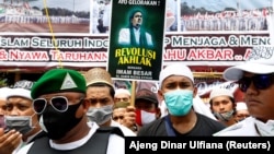 Orang-orang berkumpul untuk menyambut kepulangan Rizieq Shihab, pemimpin Front Pembela Islam Indonesia (FPI) yang telah menetap di Arab Saudi sejak 2017, Jakarta, 10 November 2020. (Foto: REUTERS/Ajeng Dinar Ulfiana)