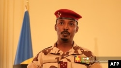  Le général Mahamat Idriss Deby, chef du Conseil militaire de transition (CMT) du Tchad, délivrant un message au palais présidentiel de N'Djamena, le 27 avril 2021. 