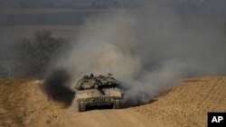 ARCHIVO - Soldados israelíes conducen un tanque cerca de la frontera entre Israel y Gaza, en el sur de Israel, el miércoles 5 de junio de 2024