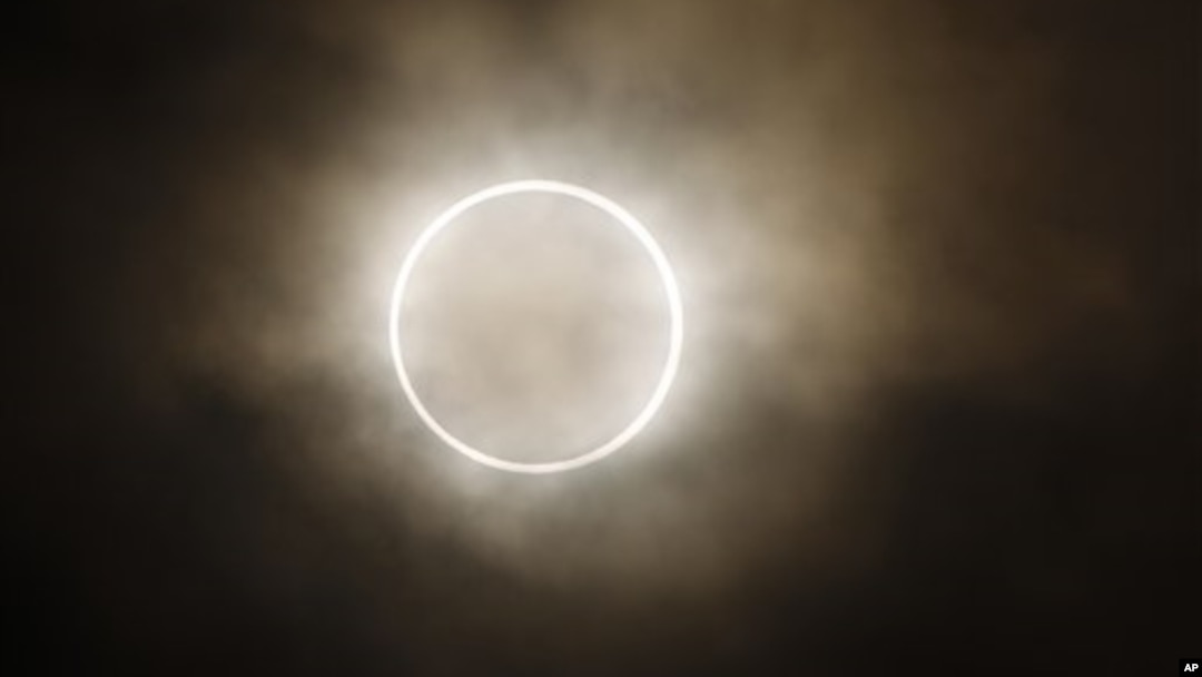 Bulan menutupi sebagian besar matahari dan menciptakan semburan cahaya seperti cincin api raksasa di angkasa Yokohama, dekat Tokyo (21/5). 