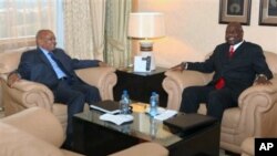 South African President Jacob Zuma, left, talk with Zimbabwean Deputy Prime Minister Arthur Mutambara at a local hotel in Harare, 26 Nov 2010