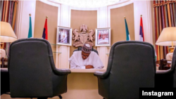 Shugaban Najeriya Muhammadu Buhari a ofishinsa da ke fadarsa (Instagram/muhammadubuhari)