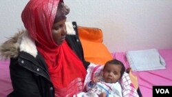 Une migrante somalienne Rahma Abukar Ali et son bébé Sofia à Gelsenkirchen, en Allemagne. (VOA/Abdulaziz-Osman)