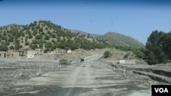 ډېر خلک چې بيرته ستانه شوي کورونه يې وران پراته دي هغوې په خېمو يا ټېنټونو کې په ژوند تېرولو مجبور دي .