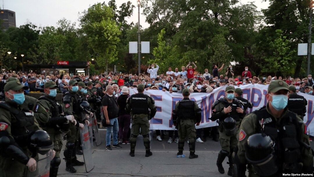 Protest pristalica Srpske napredne stranke i pokreta Dveri ispred Skupštine Srbije