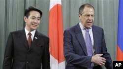 Russian Foreign Minister Sergey Lavrov (r) and Japanese Foreign Minister Seiji Maehara at their meeting in Moscow, February 11, 2011