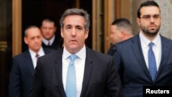 Mèt Michael Cohen (nan mitan), avoka pèsonèl Prezidan Danald Trump, pandan li t ap kike lokal yon tribinal federal la nan Manhattan, New York, lendi 16 avril 2018 la. 