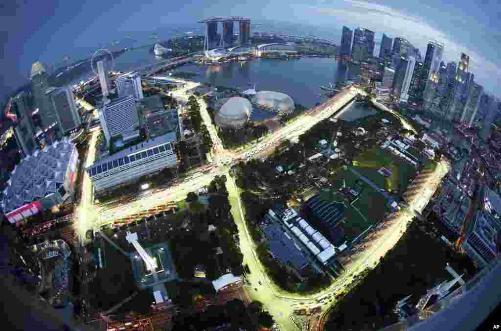 Pemandangan Sirkuit Grand Prix F-1 di Marina Bay, Singapura saat senja dilihat dari Swissotel The Stamford.