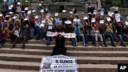 Para wartawan Meksiko melakukan aksi unjuk rasa di Mexico City dengan membawa foto-foto rekan mereka yang jadi korban pembunuhan (foto: dok). 